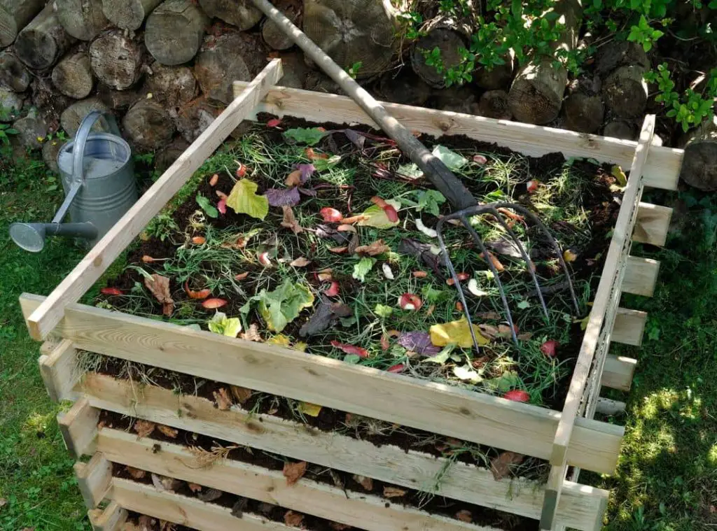 Does a compost bin need air holes 